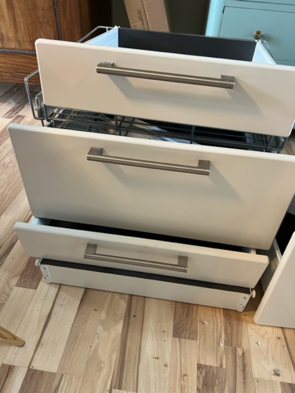 der skal smides pap fra nyt køkken ud og 3 bordplader, samt byggeaffald