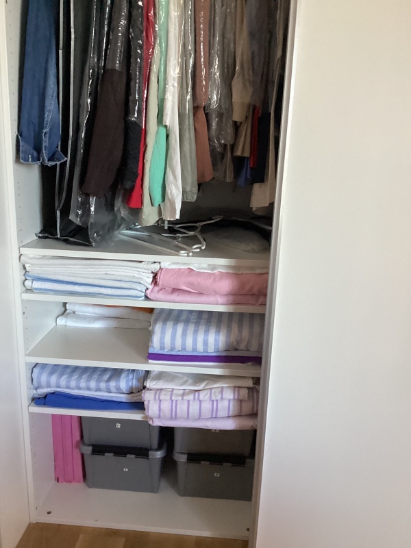 Skille et klædeskab ad