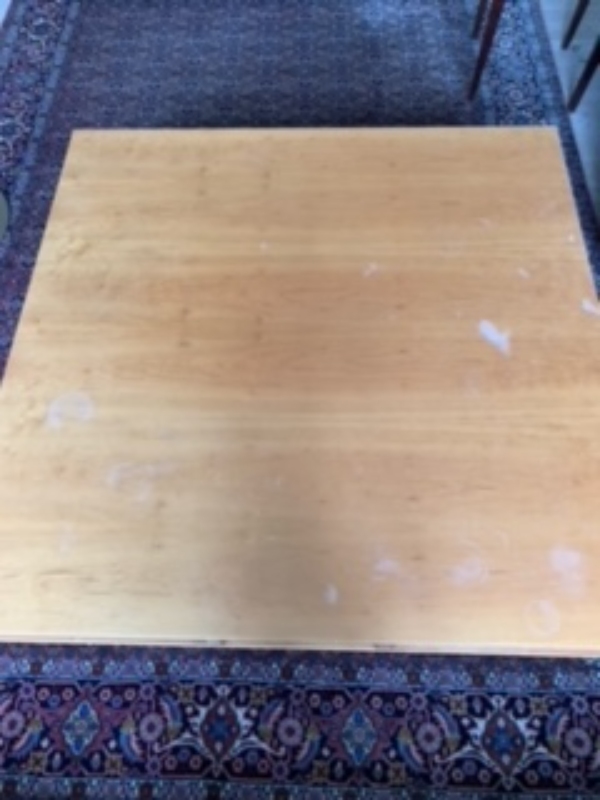 Bordpladen af lakeret finere sofabord 105 x 105, repareres evt. limes linoleum plade