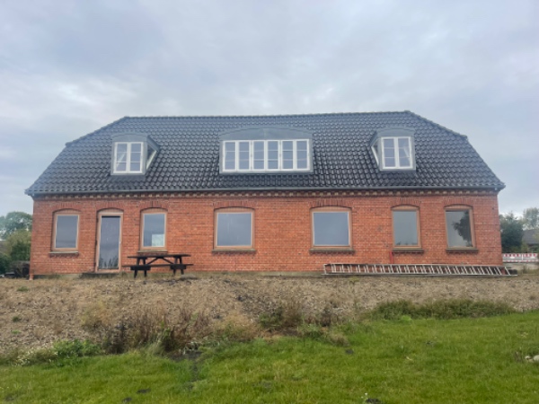 18 vinduer og 4 døre