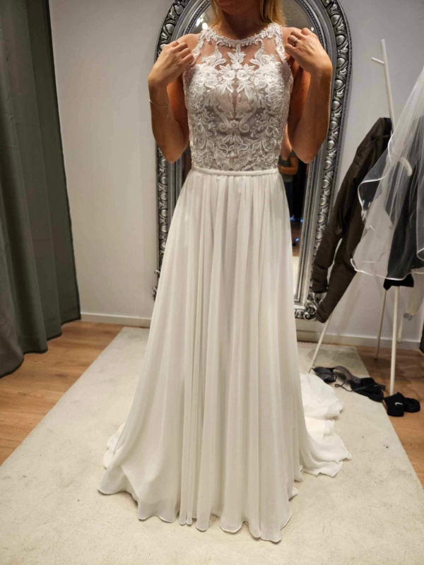 Kjolen skal lægges op foran (2 lag), den skal lægges 2-3 cm ind (blonder og knapper)