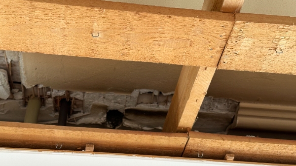Reperation af loft ved skillevæg 0,4x4,5 meter