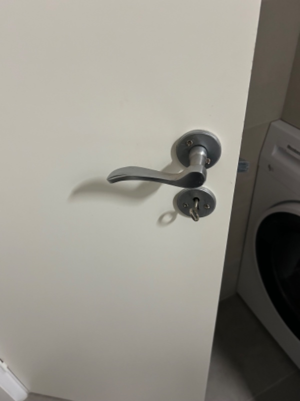 Montering af dørhåndtag til badeværelse