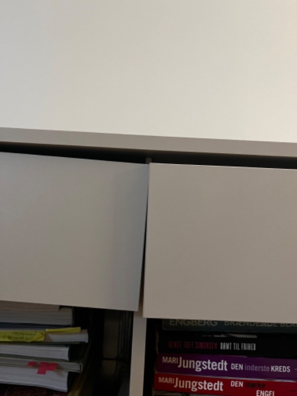 Opsætning af 2 loftslamper og afstivning af kommode så den kan holde til mere vægt