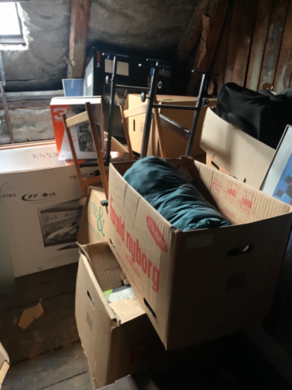 Tømt et loftsrum på ca 12 kvm på 5 sal. Tingene skal tages med.