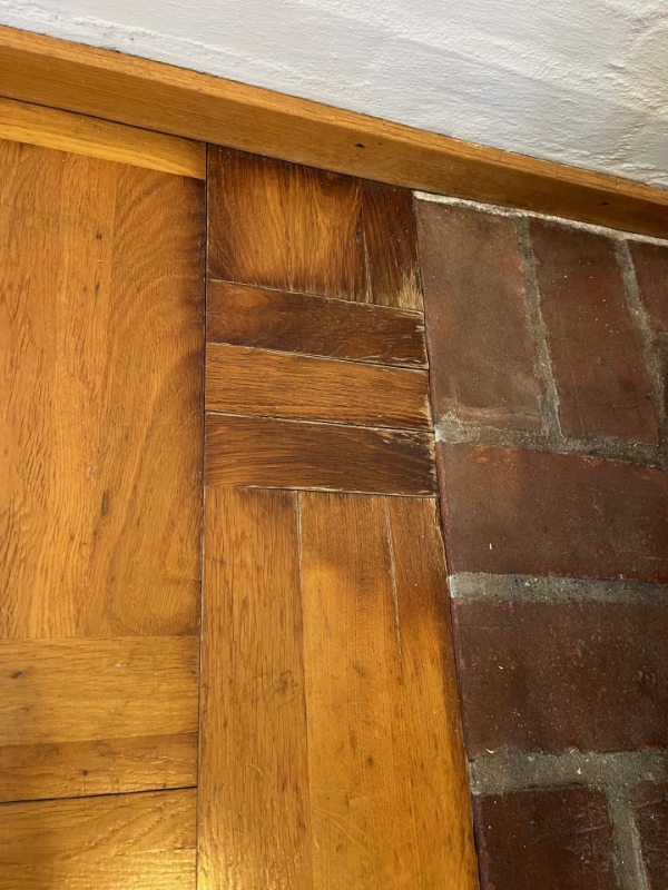 Afslibning, reparation og lakering af gammelt parketgulv, ca 75 kvm.