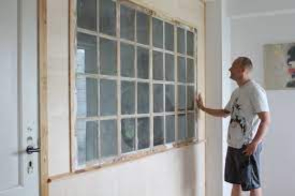 Jeg skal ha bygget en skildevæg i gips. Halvdelen af væggen skal være glasvindue.