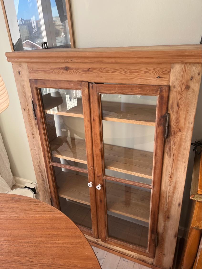 Har brug for hjælp til at få hængt diverse ting op (inkl bore huller, rigtige rawlplugs og skruer):  Et tungere vitrineskab i træ (100x140) - der står en kommode i vejen her, hvis det er muligt at kombinere opgaver til rette pris, vil jeg også gerne have hjælp til at få det ned i kælderrum fra 2. sal  Et lille barskab der alligevel er ret tungt   En alm lille hylde  En lille tøjbøjle til børneværelse  To hylder til børneværelse