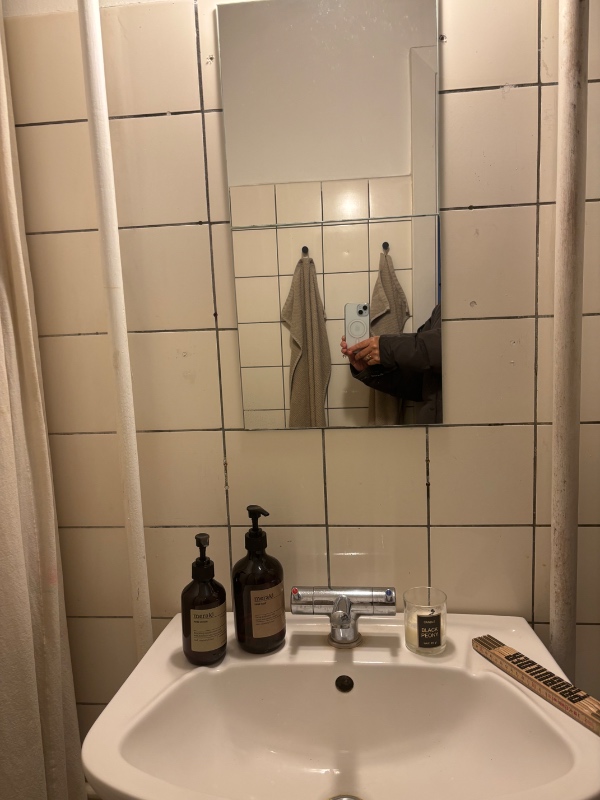 Opsætning af væghængt toilet, har der ikke tidligere været. Samt ophæng/montering af håndvask m/skab. Varerne er ikke leveret endnu