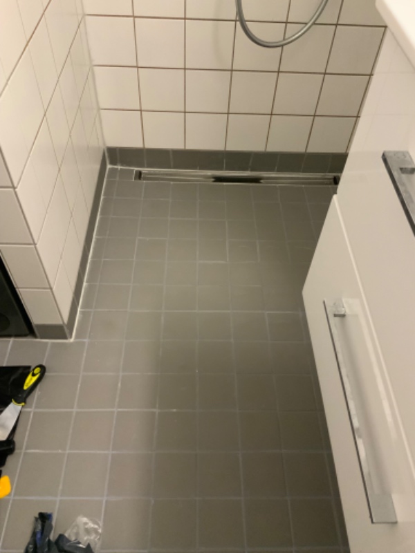 Fuget nye silicone fuger i badeniche.