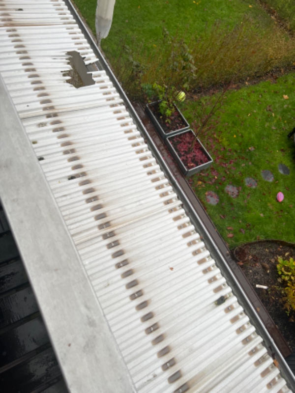 Udskifte udhæng på terrassen med nye trapezplader, samt udskiftning af tagrende