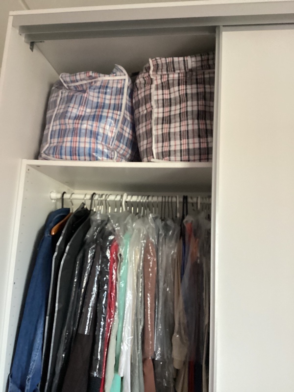 Skille et klædeskab ad