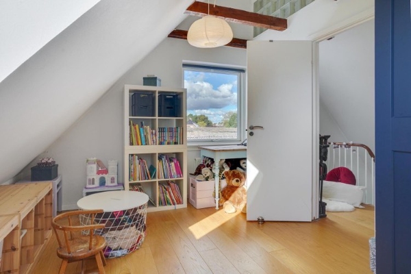 Male vores soveværelse på 15 m2, væg og tag.