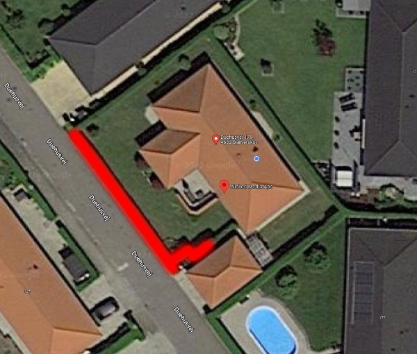 Trimning af allerede klippet hæk (32 meter på begge sider)