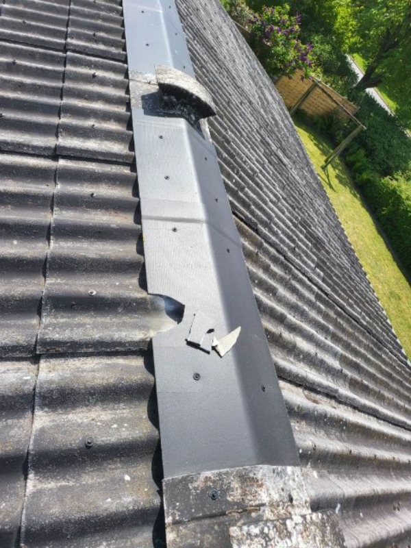 Udskifte en tagrygplade på taget