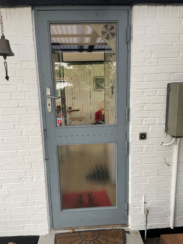 Måle op til og montere en dør