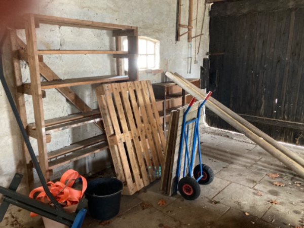 Hjælp til at tømme og køre ting fra en lade væk