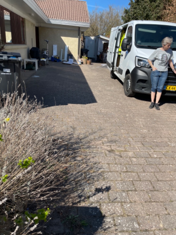 Fliserens, imprægnering samt fugesand. Indkørsel ca 100m2 Plus algebehandling af tag, gasbeton.