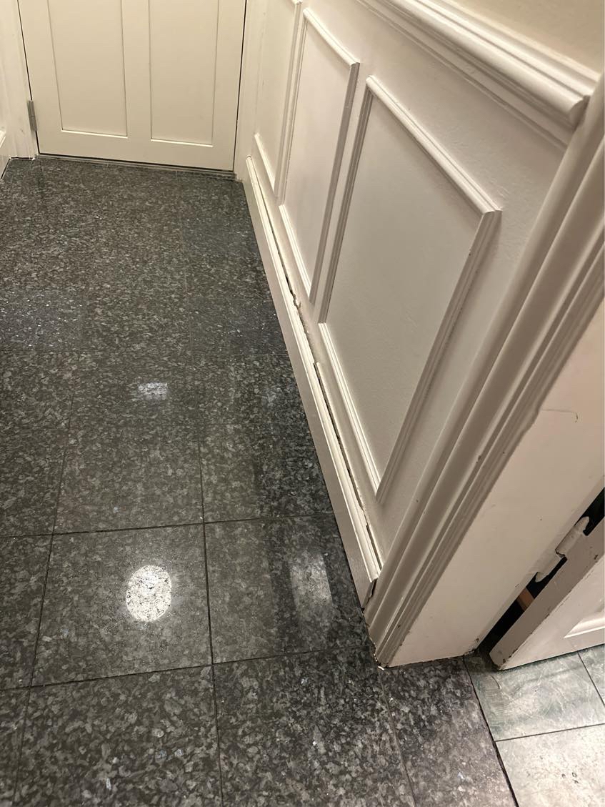 Et fodpanel er løst -sæt fast (lille hurtig opg)