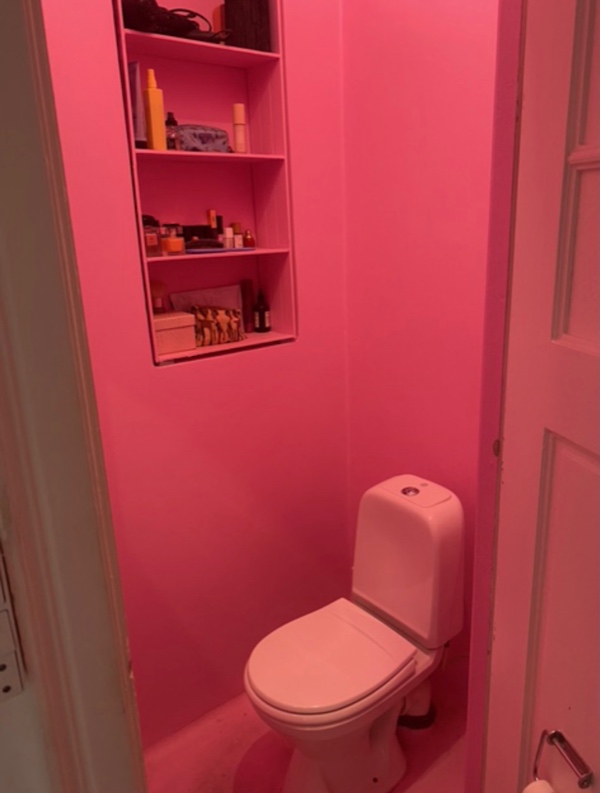 Montering af lille håndvask på toilet