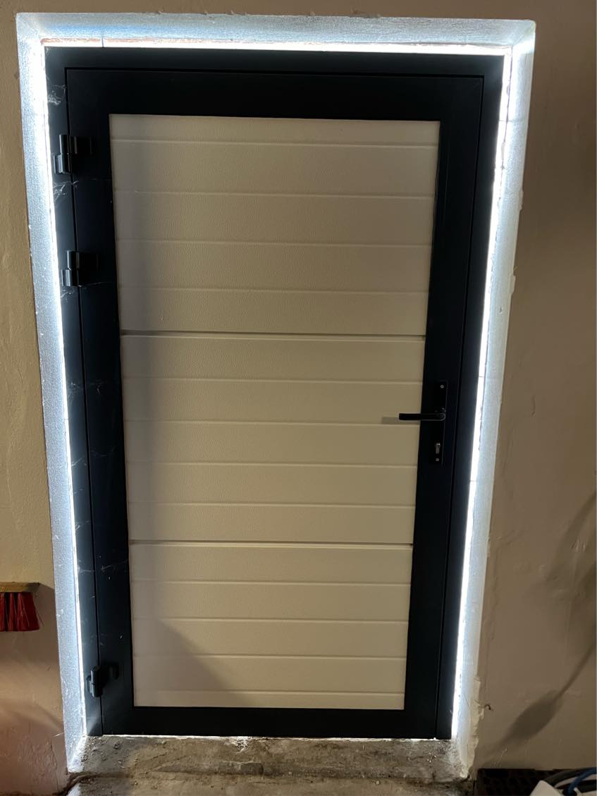 Fugning eller opmuring omkring dør