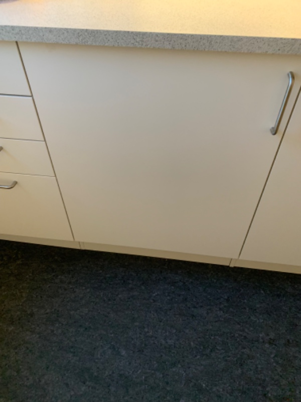 Køkkenunderskab skilles. Jeg skal have plads til en vaskemaskine og skal have mit køkkenskab væk.