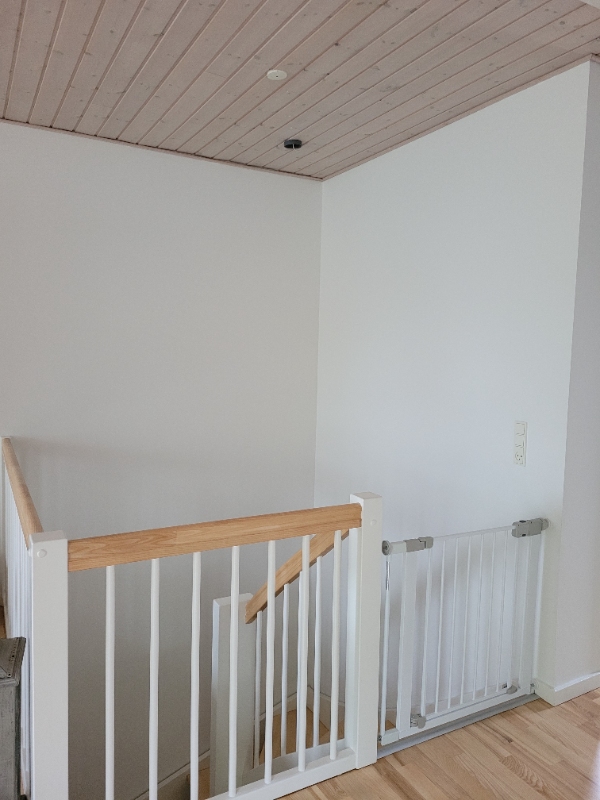 Tilslutning og ophæng af lampe over trappe, højt til loftet.