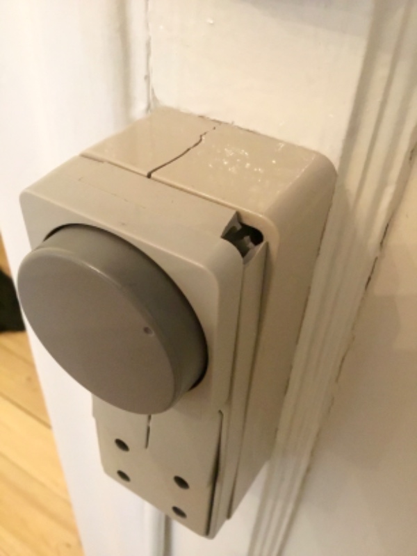 Skift af kontakt, fixe køkkenlågehængsel, fuge under toilet