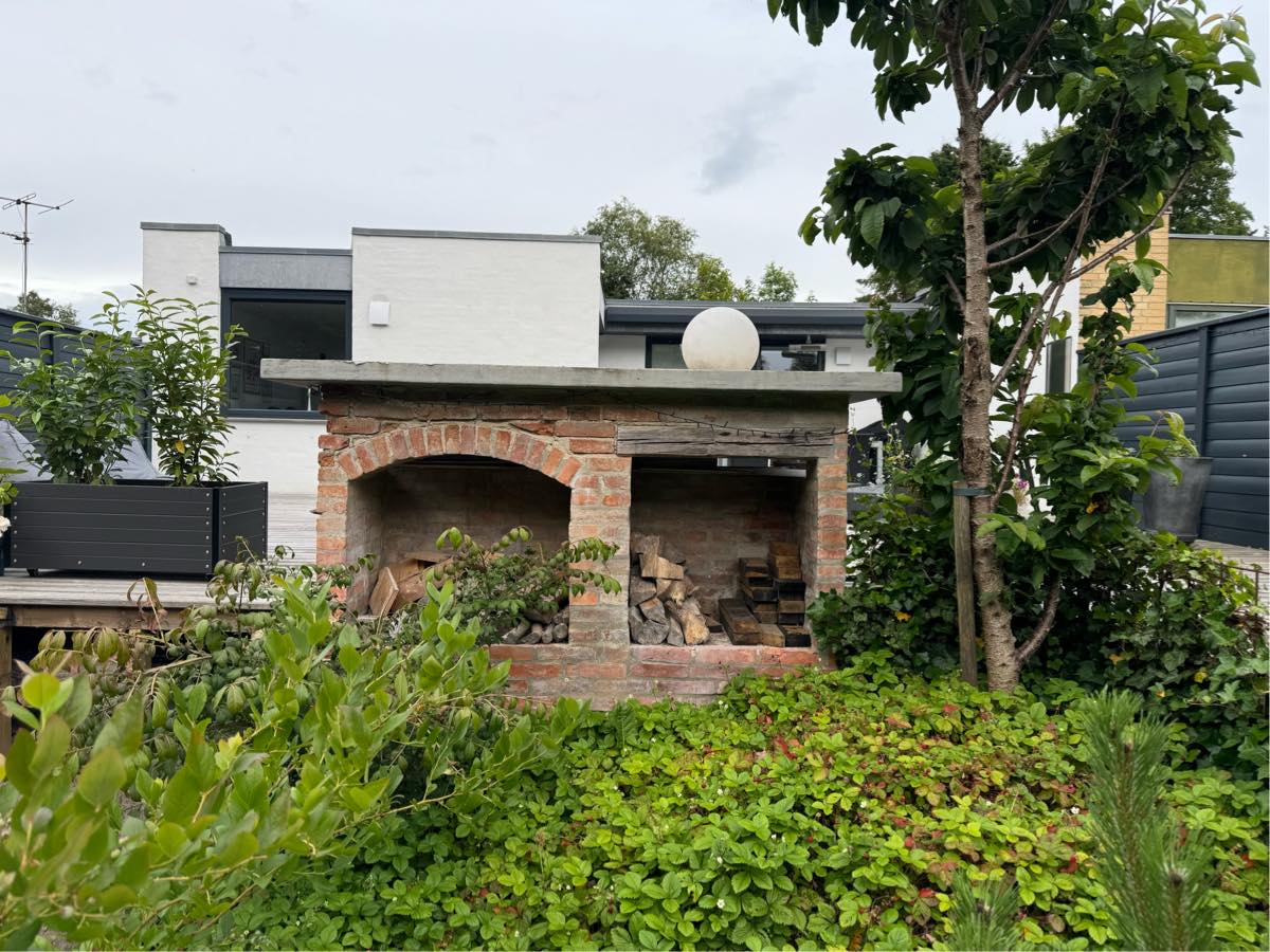 Oppudsning af udekøkkenbord