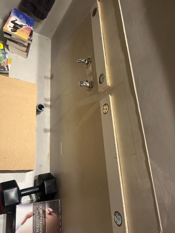 Hjælp til ophæng af badeværelsesmøbel