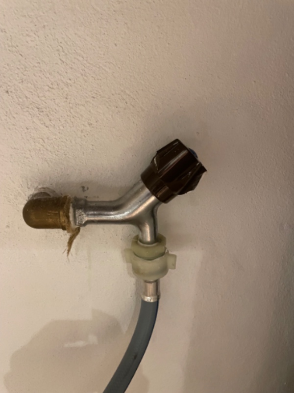 Udskiftet vandhane til vaskemaskine som har låst sig fast (kalk)