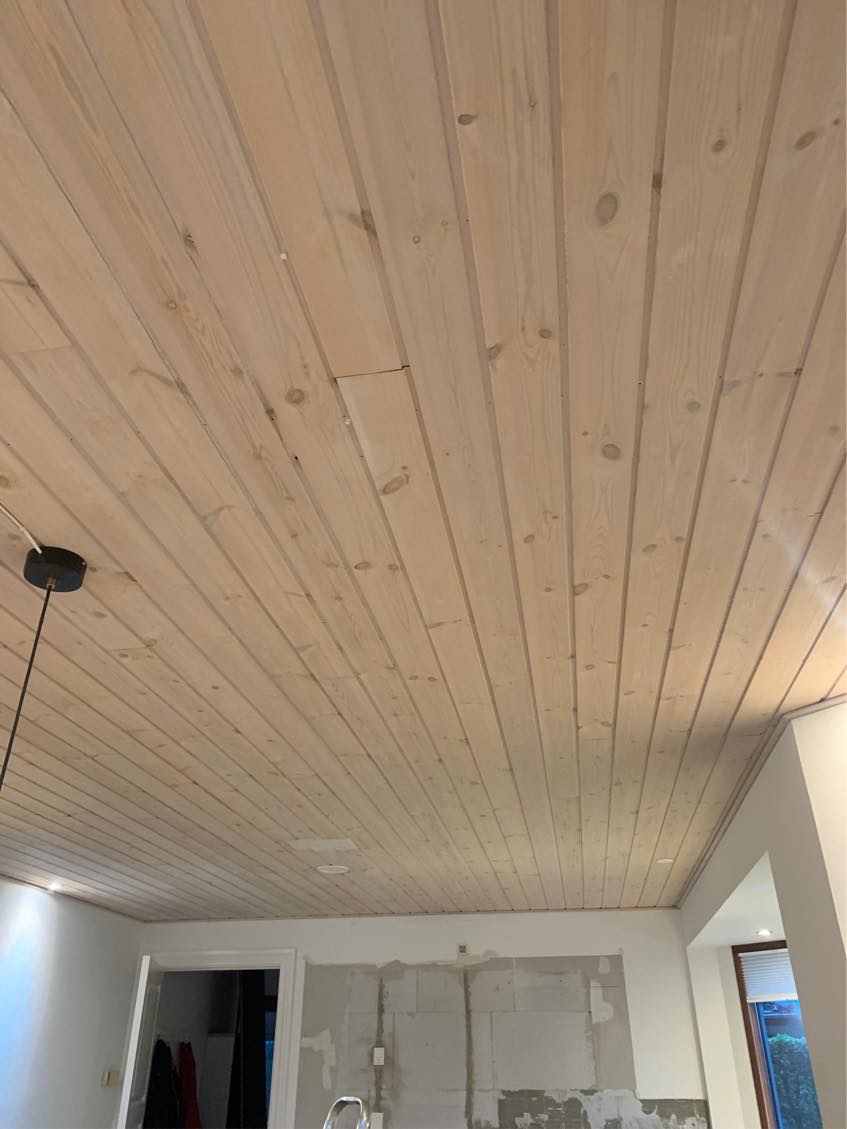 Maling af 130 kvm ludet profilloft (træloft)