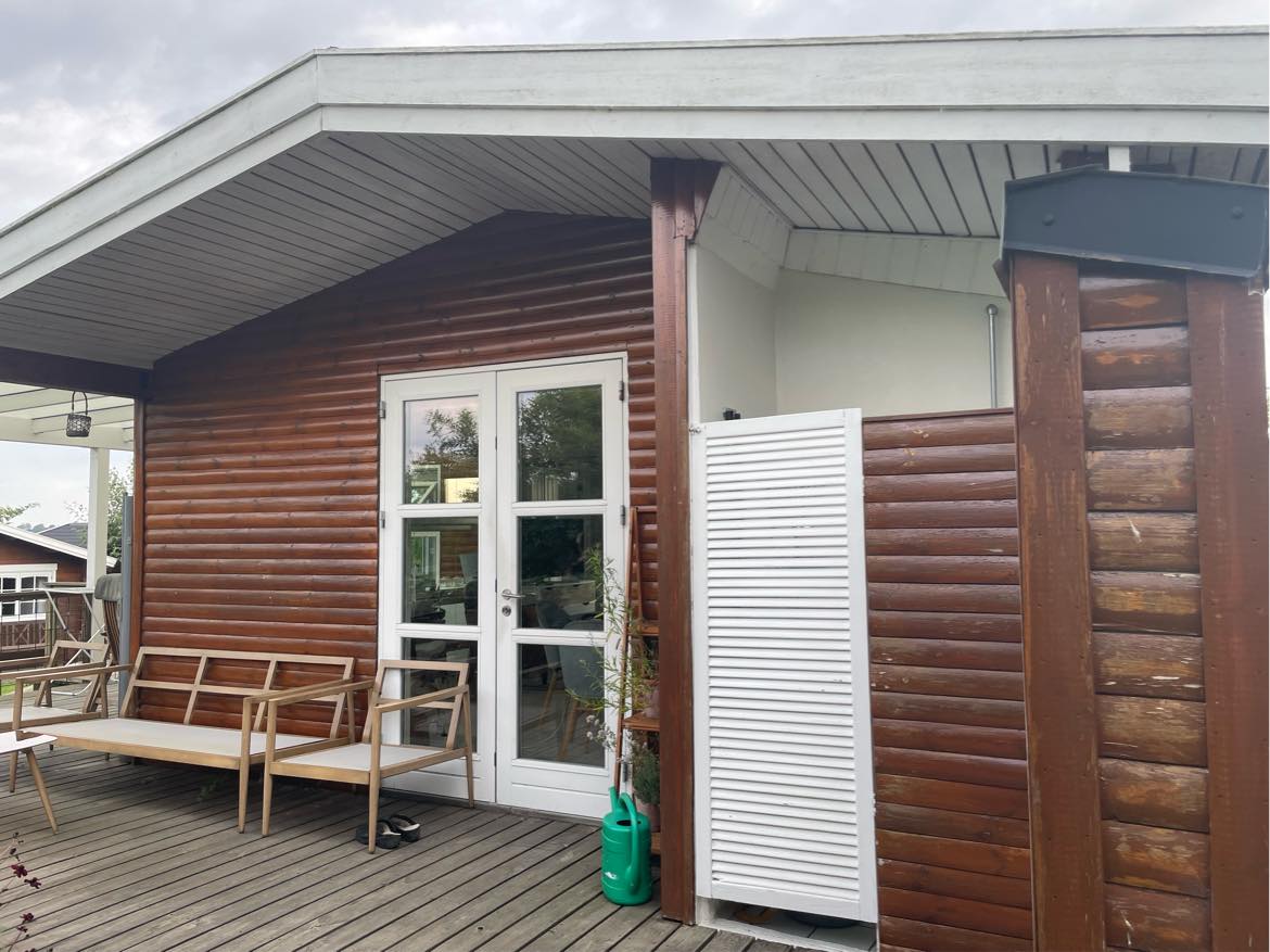 Male lille sommerhus  udvendigt