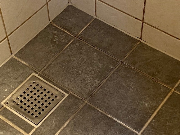 Udskiftning af fuger i badeværelse