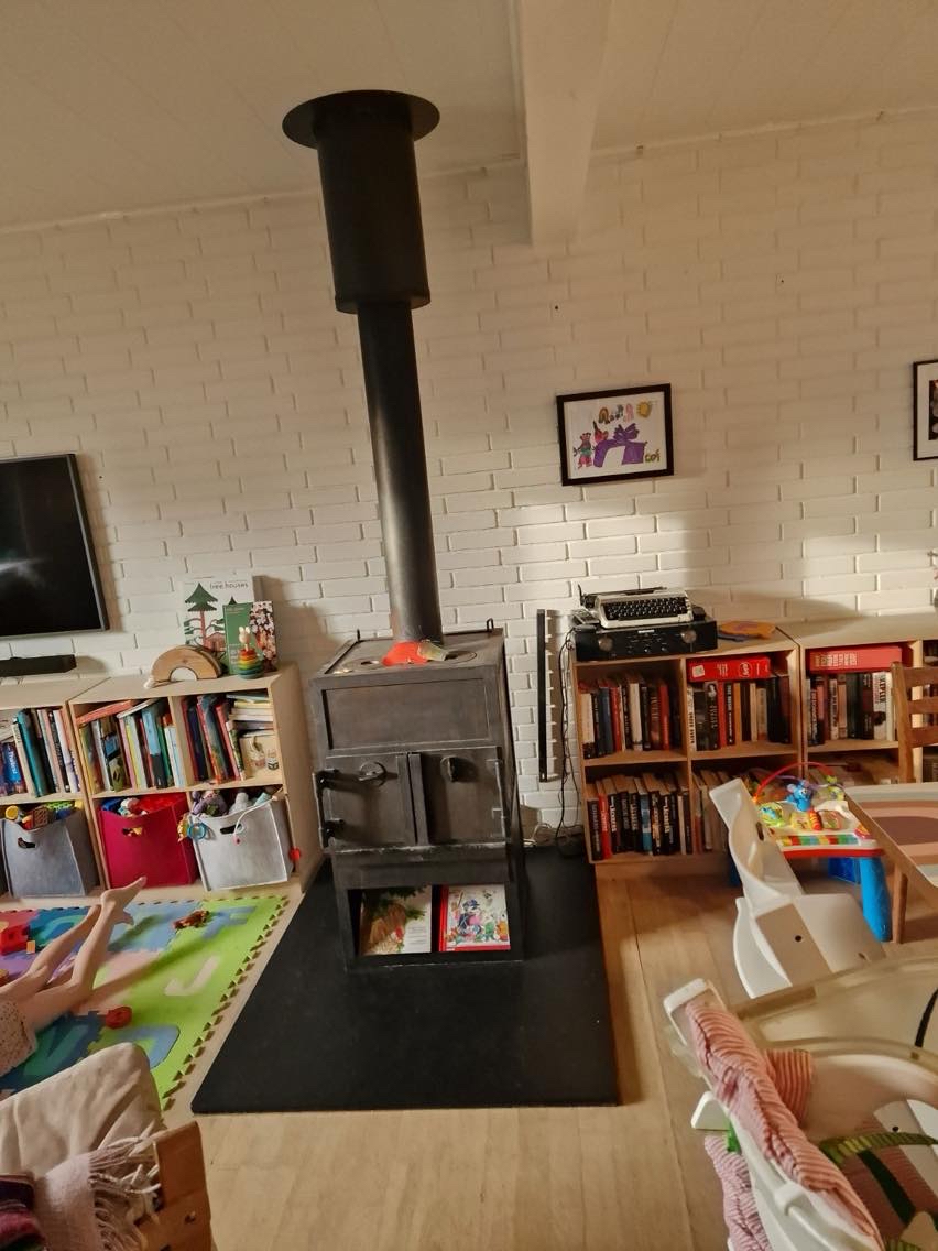 Fjernelse af brændeovn og lapning af hul i loft mellem stue og 1 sal samt 1.sal og loft