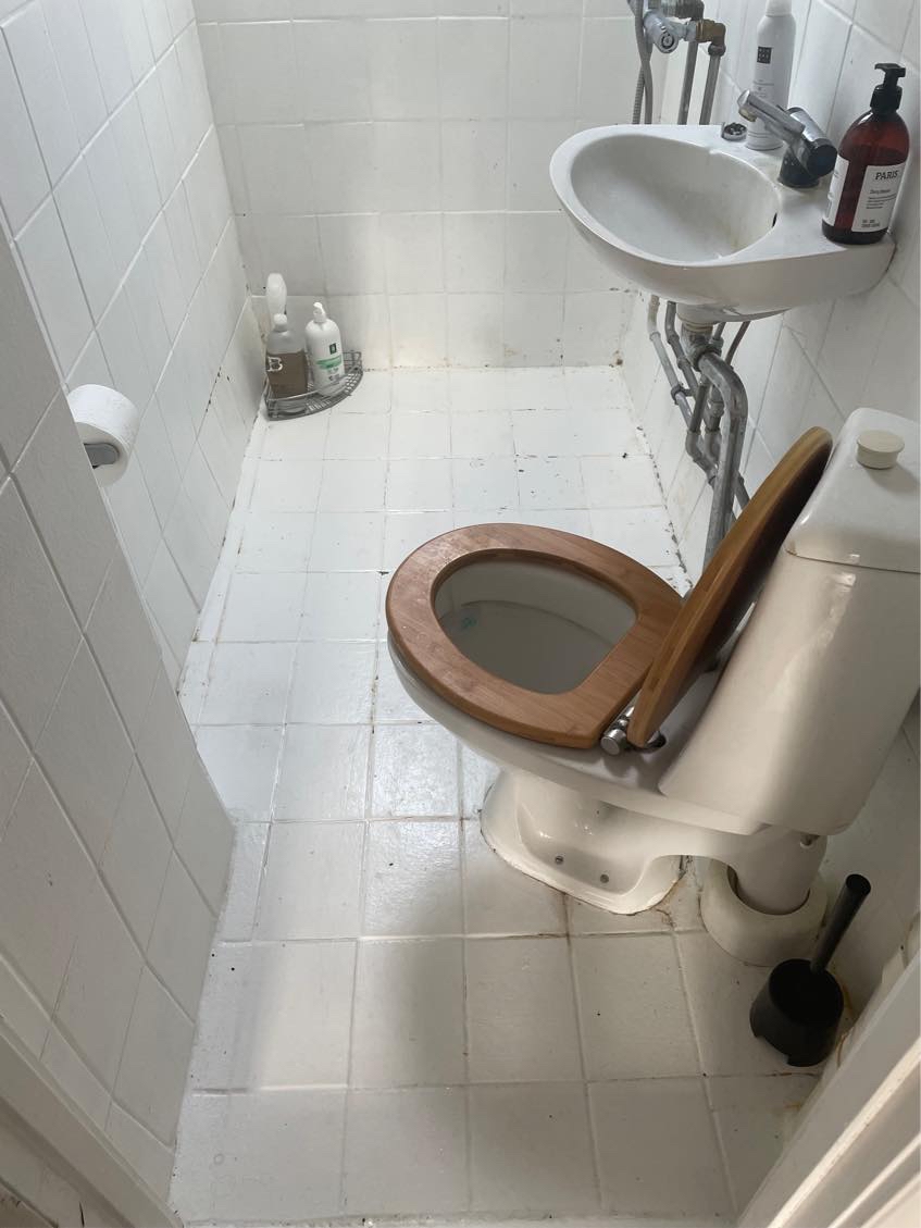 Hjælp til maling af badeværelsesgulv.