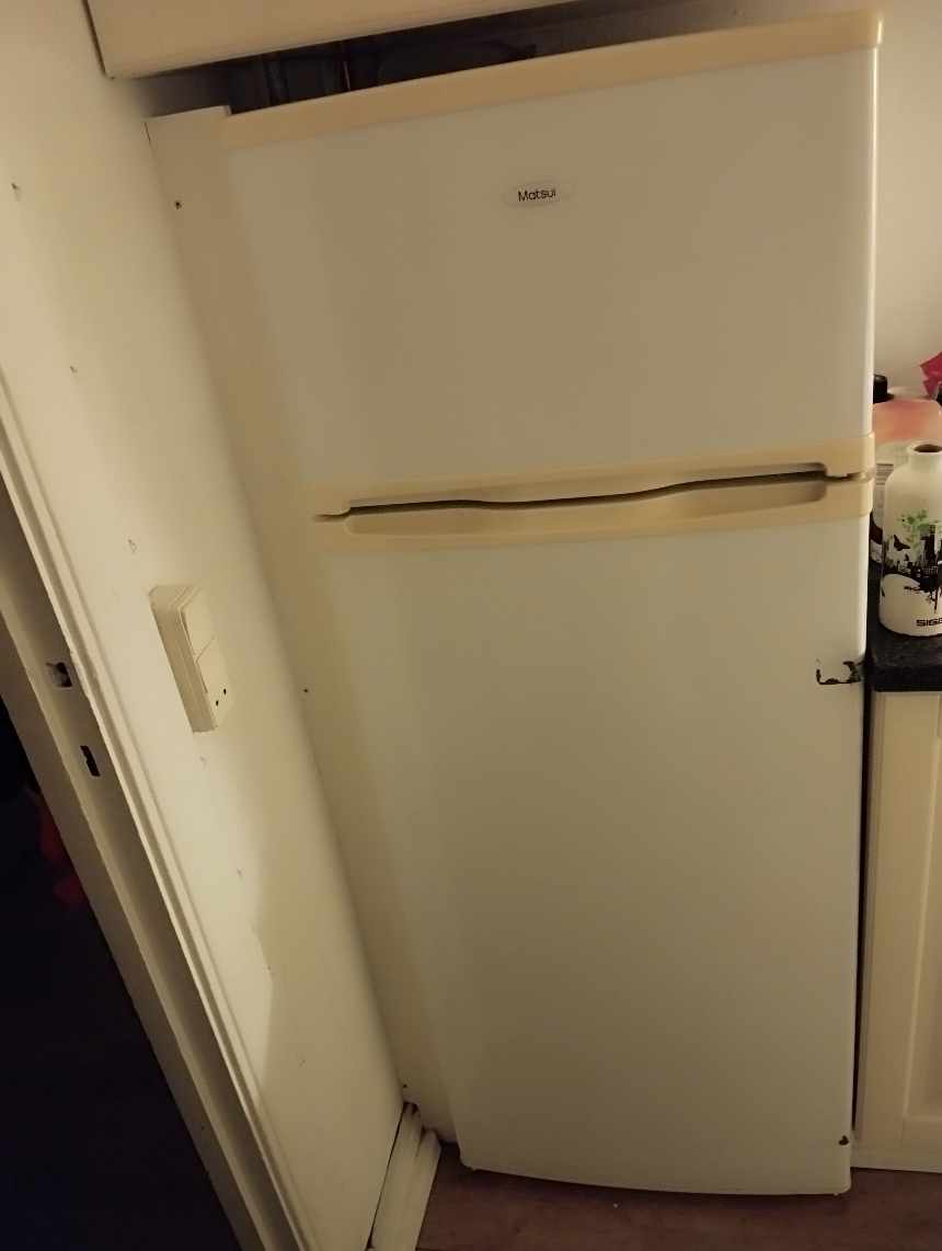 Afhentning samt bortskafning af køleskab fra 4. sal