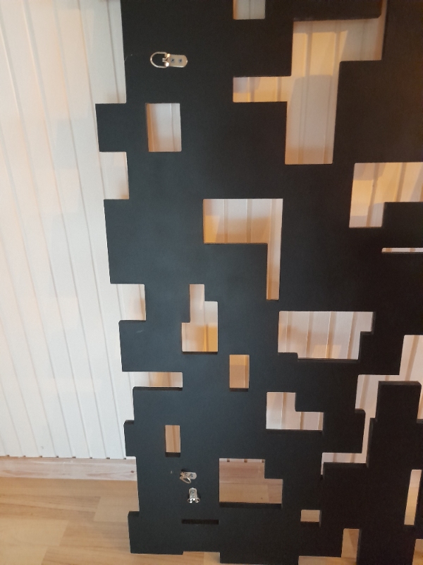 Hænge et spejl op på væggen  og sætte en ny vinduesliste på