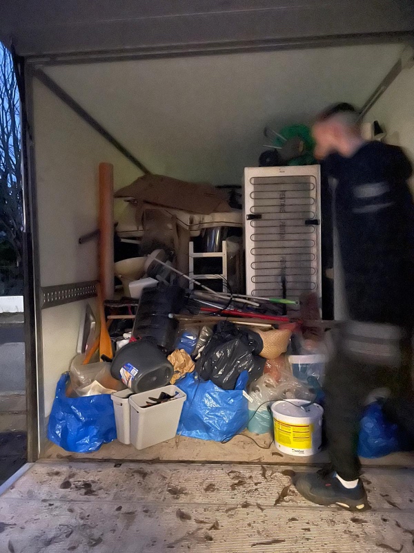 Hjælp til af nedbæring af møbler fra Van ved genbrugsplads i Gentofte