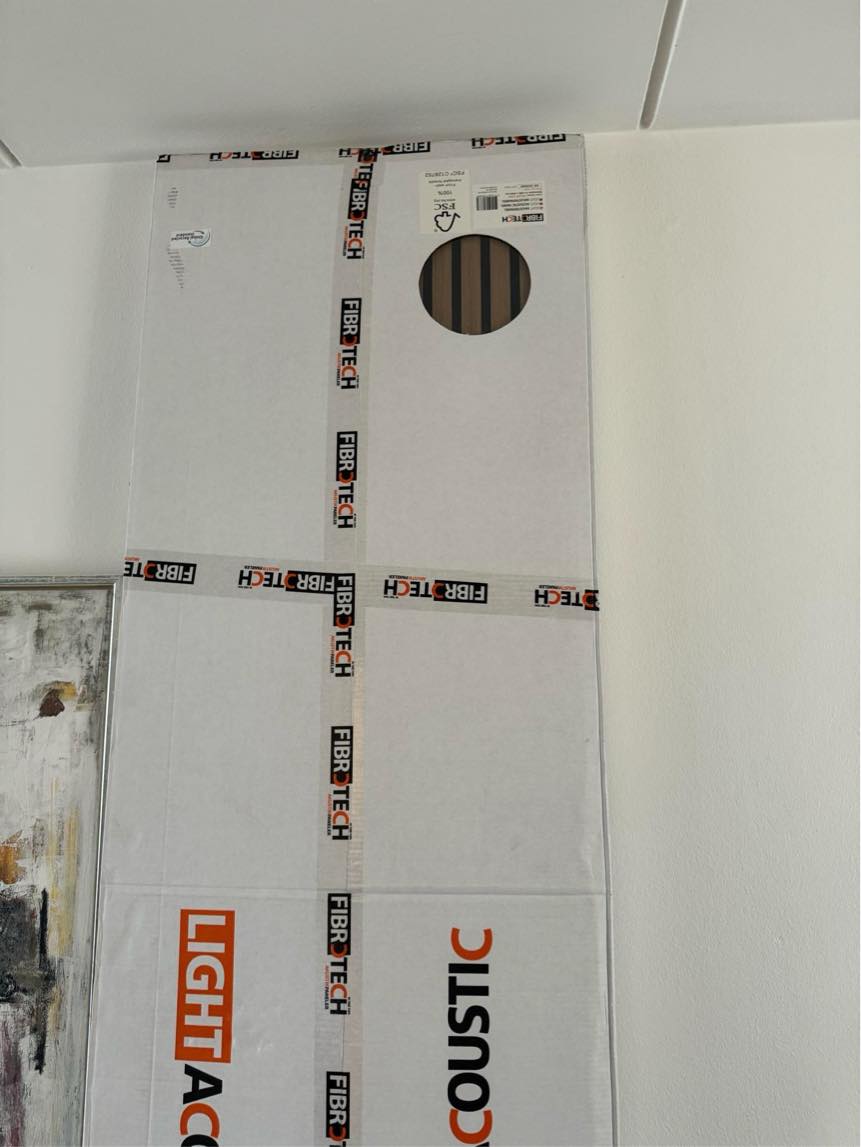 Nedtagning af skrivebord, tilskæring samt opsætning af akustik panel og ophængning af billede ( betonvægge)