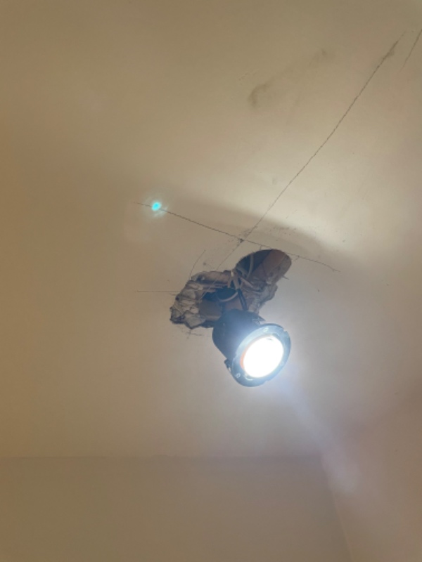 Spots og reparation af forborefe huller på gipsloft