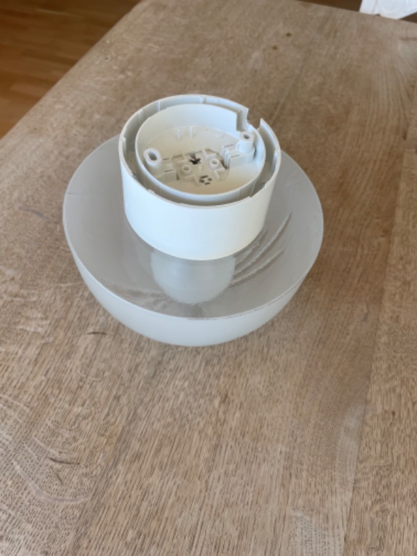 Opsætning af 3 lamper, et spejl, en væg hylde og et stort billede op af en trappe