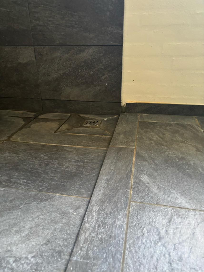 Fuge samt opsætning af brusevæg på badeværelset