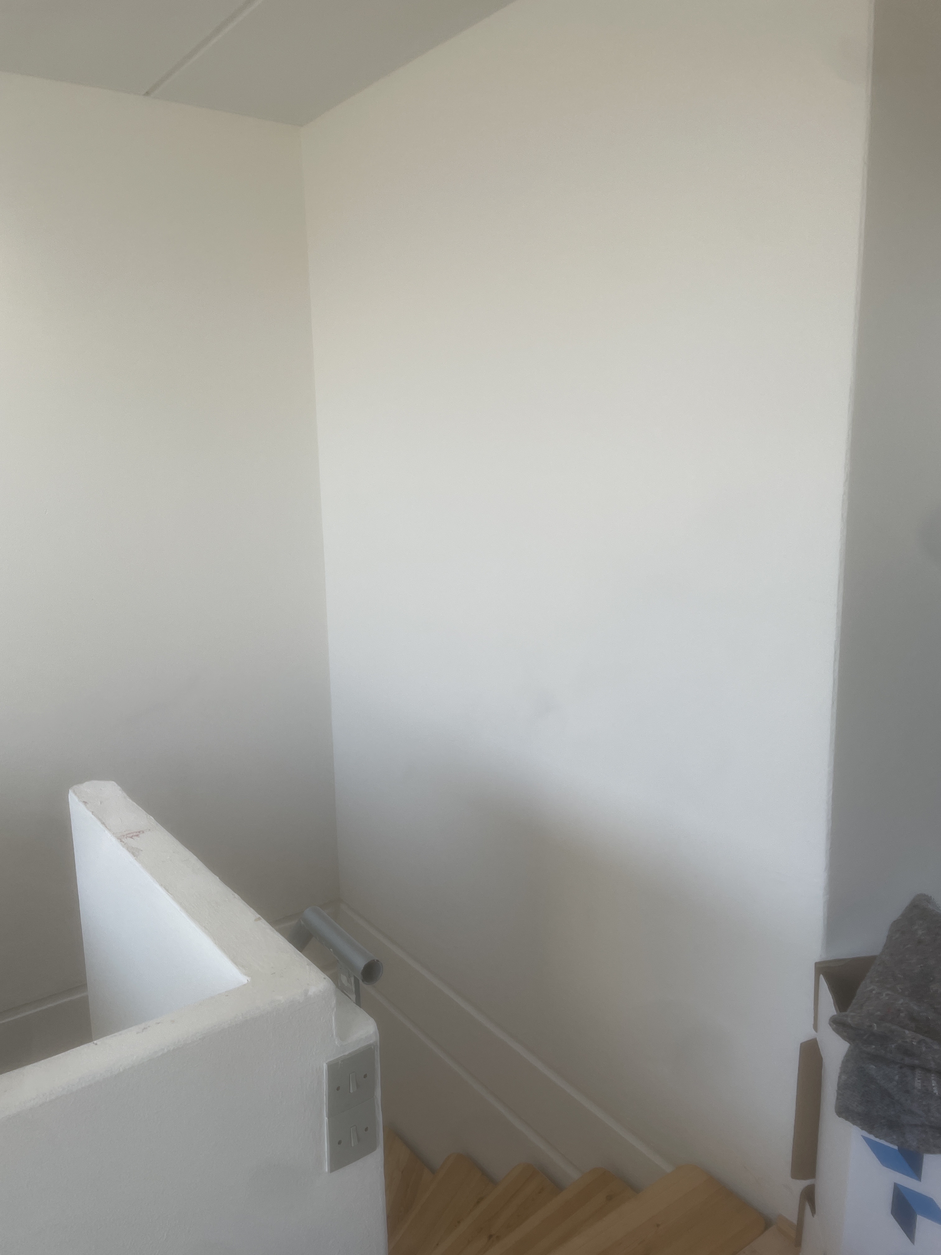 Hjælp til at hænge billedet op over trappe