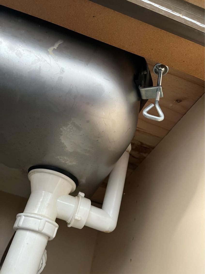 Montering af ny bordplade i køkken