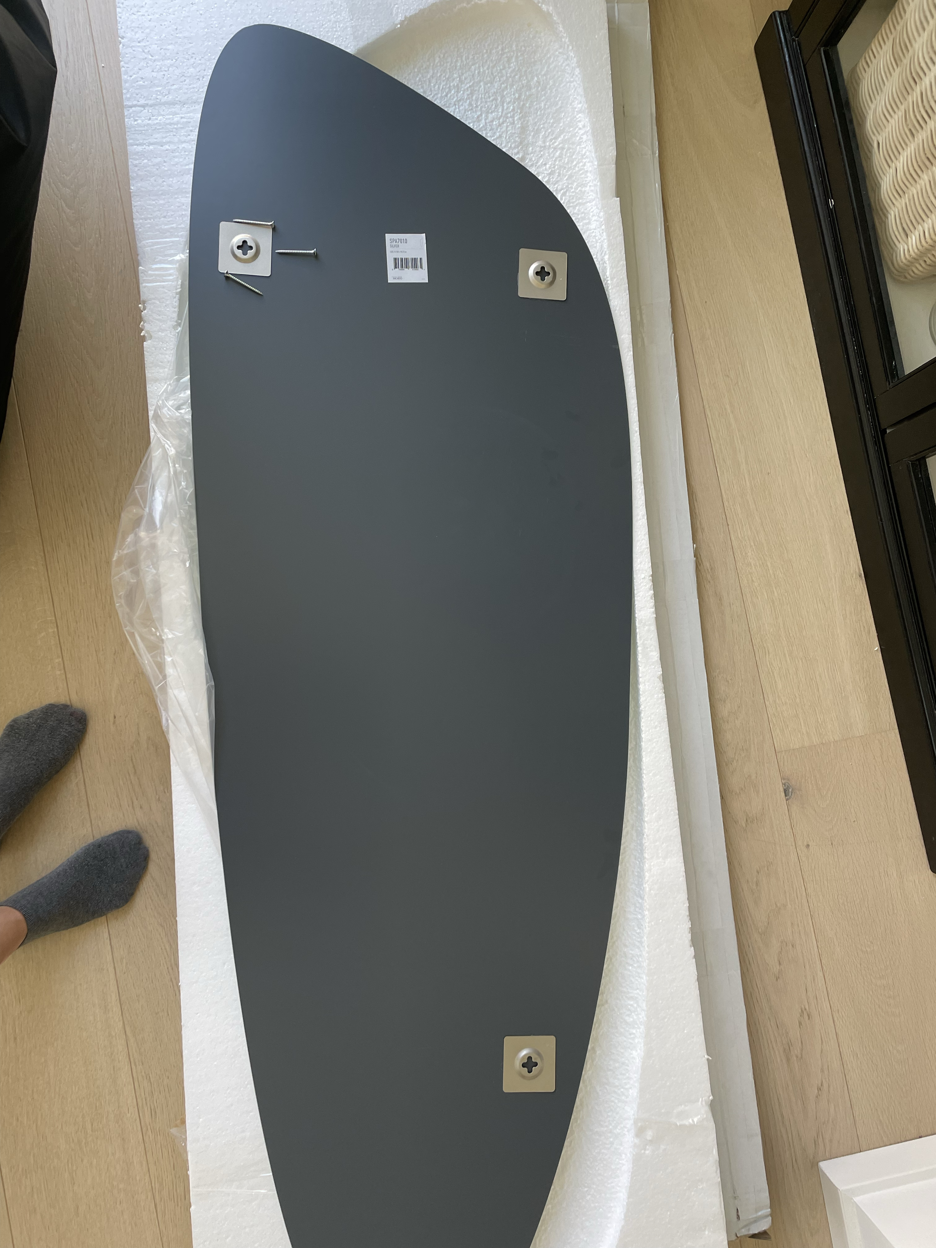 Opsætning af spejl og toiletrulleholder