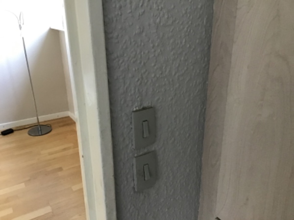 skiftet 4 kontakter, 1 skal være med lysdæmper, samt monteret 2 lamper over et køkkenbord