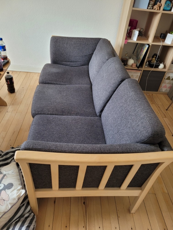 Afhentning af 2 sofaer fra 1.sal der skal smides ud.