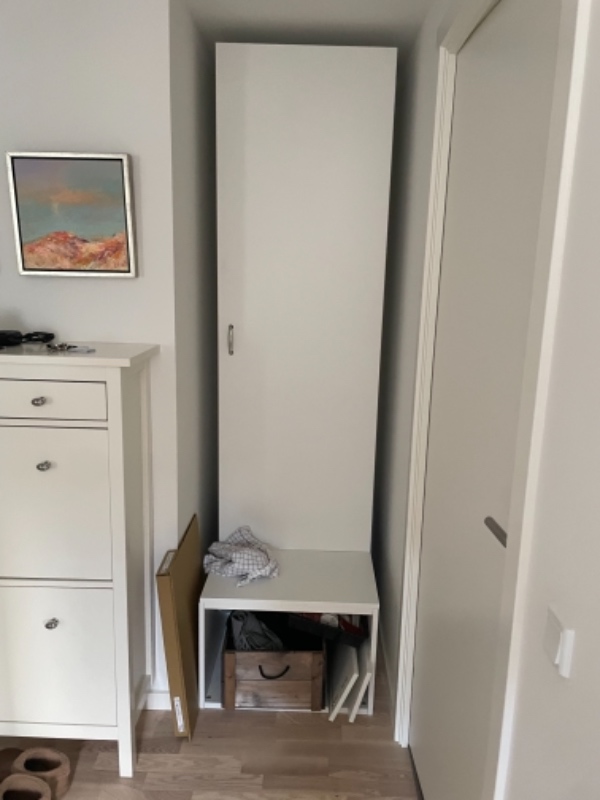 Montering af skydedøre på skab og opsætning af lister