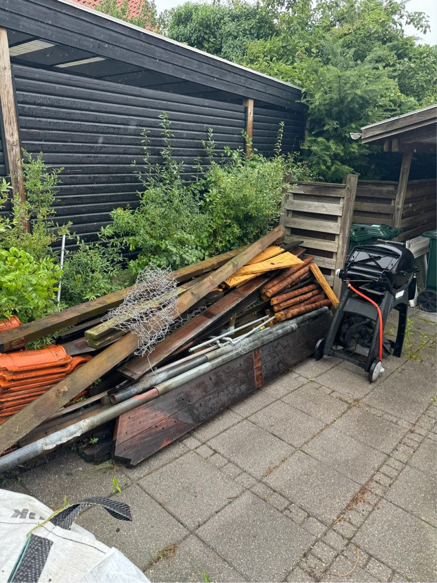 Bortførsel af terrassebrædder og materialer